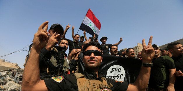 Iraqi Counter Terrorism Service (CTS) celebrate in the Old City of Mosul, Iraq July 9, 2017. REUTERS/Alaa Al-Marjani