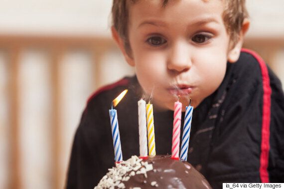 생일케이크 촛불 끌 때 입에서 세균도 훅