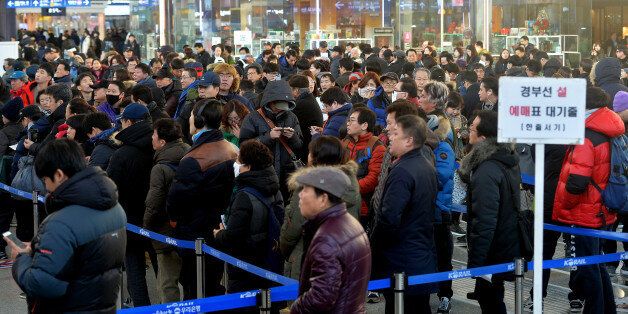 지난 설 연휴 기차표 예매 현장. 서울역 매표소 앞에 열차권을 구입하려는 시민들이 길게 줄을 서 있다.