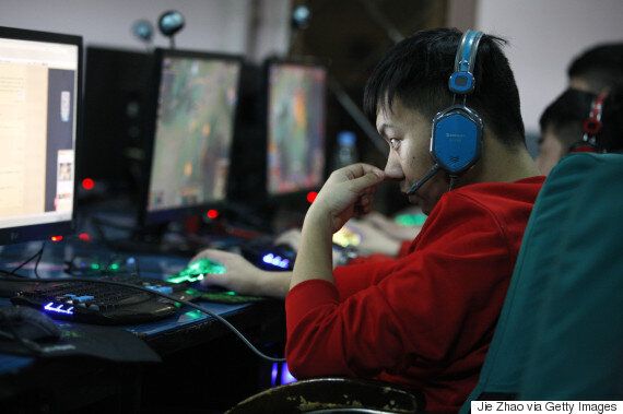 여덟살 우성이는 아도겐을 외치고, 서른셋 우성씨는 액스를 터치한다