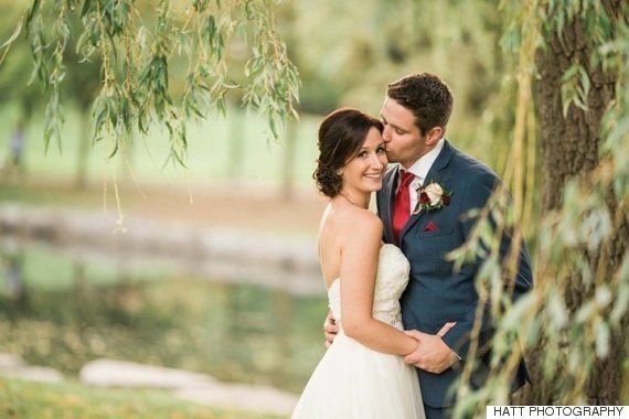 웨딩 촬영을 하다가 물에 빠진 아이를 구한 남자