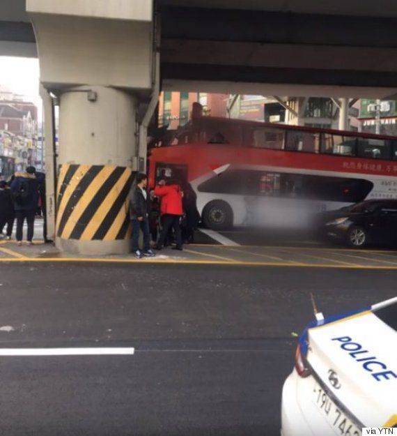 2층 광역버스가 당산역 고가에 끼이는 사고가 일어났다(영상)