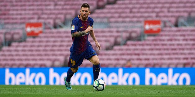 BARCELONA, SPAIN - OCTOBER 01:  Lionel Messi of Barcelona runs with the ball during the La Liga match between Barcelona and Las Palmas at Camp Nou on October 1, 2017 in Barcelona, Spain.  (Photo by Manuel Queimadelos Alonso/Getty Images)