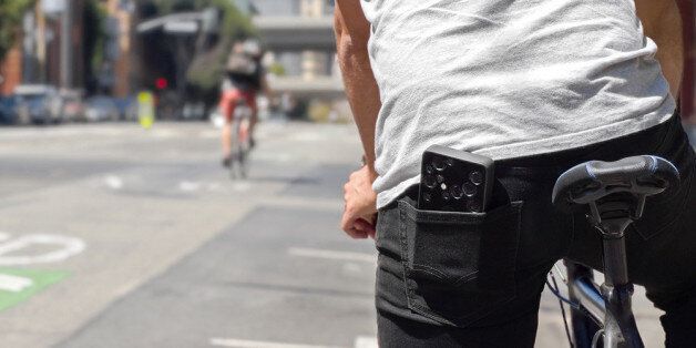 이 DSLR 카메라는 주머니에 넣을 수 있을 정도로 작다