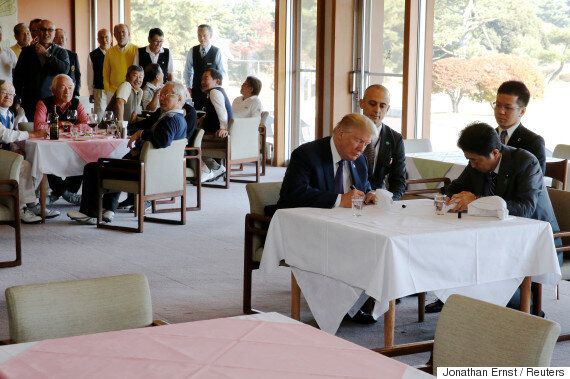 아베가 트럼프의 취향을 완벽히 '저격'하는 선물을 건넸다 (사진)