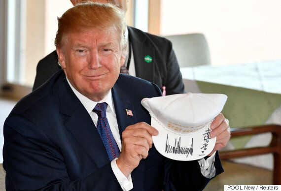 아베가 트럼프의 취향을 완벽히 '저격'하는 선물을 건넸다 (사진)