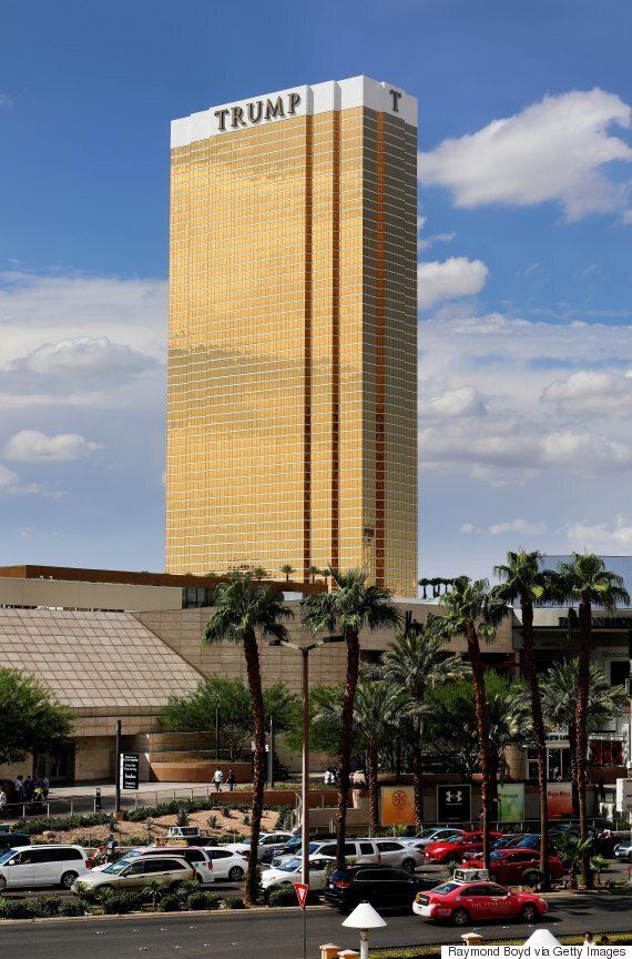 아베가 트럼프의 취향을 완벽히 '저격'하는 선물을 건넸다 (사진)