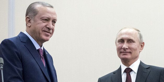 Russia's President Vladimir Putin (R) shakes hands with Turkey's President Tayyip Erdogan during a meeting in Sochi, Russia November 13, 2017. REUTERS/Pavel Golovkin/Pool
