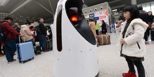 지난 2월 15일 중국 정저우 시 기차역에서 로봇 경찰이 순찰을 돌고 있다.
