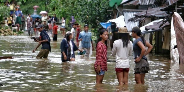 태풍 '카이탁'이 상륙한 필리핀 중부 사마르 지역이 폭우에 의해 물에 잠겨 있다