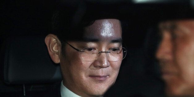 Jay Y. Lee, co-vice chairman of Samsung Electronics Co., center, sits in a car as he leaves the Seoul Central District Court in Seoul, South Korea, on Thursday, Feb, 16, 2017. A South Korean judge is expected to decide early Friday whether to grant an arrest warrant for Samsung's de facto head Lee on bribery allegations. Photographer: SeongJoon Cho/Bloomberg via Getty Images