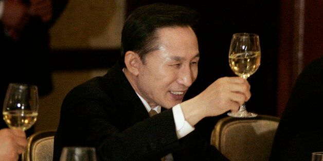 South Korean President Lee Myung-bak proposes a toast during a dinner with business executives accompanying him from Korea in Washington, April 16, 2008.    REUTERS/Hyungwon Kang  (UNITED STATES)
