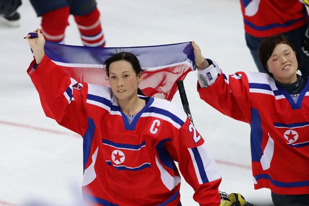 2017년 4월8일, 강원도 강릉 관동하키센터에서 열린 세계선수권대회에서 A조 슬로베니아와의 경기에 나선 북한 여자 아이스하키대표팀의 모습.
