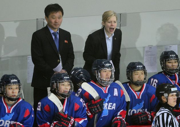 남북 여자 아이스하키 단일팀이 4일 오후 인천 선학링크에서 스웨덴과 친선 평가전을 벌였다. 세라 머리 총감독과 북한 박철호 감독이 경기를 지켜보고 있다. 