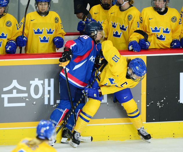 북한 선수로 2라인에 기용된 단일팀 정수현이 치열한 몸싸움을 벌이고 있다.