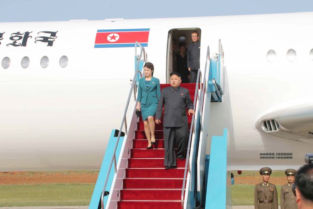전용기에서 내리고 있는 김정은 북한 노동당 위원장과 부인 리설주의 모습. 2014년 5월10일.