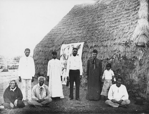 전통 가옥 앞의 하와이 원주민들. 니이하우, 1880년 즈음