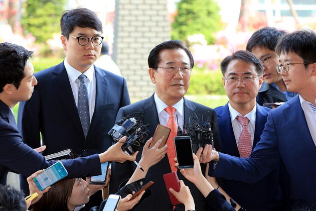 박준영 민주평화당 의원이 2016년 5월2일 ‘공천헌금’ 을 받은 혐의로 검찰 수사를 받으러 서울 남부지방검찰청에 출석했을 당시의 모습.