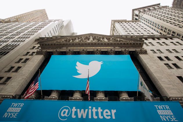 2013년 11월 트위터가 주식 상장(IPO)을 하던 날 뉴욕 증권 거래소에 걸린 트위터의 로고