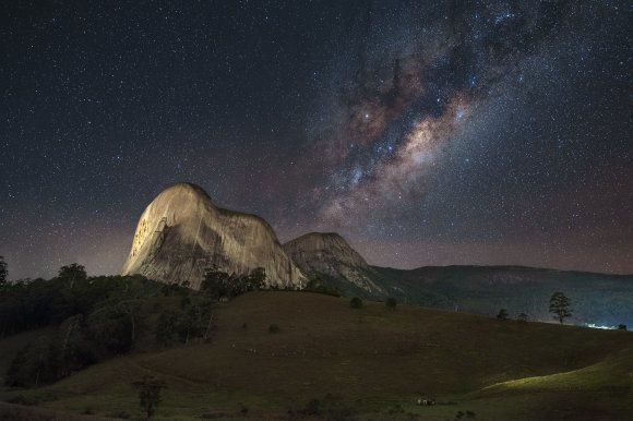 6위 밤하늘의 은하수. EduardoMSNeves, CC BY-SA 4.0.