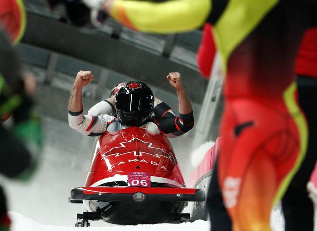 저스틴 크립스-알렉산더 코파치(캐나다) 조가 결승선을 통과한 뒤 환호하는 모습.