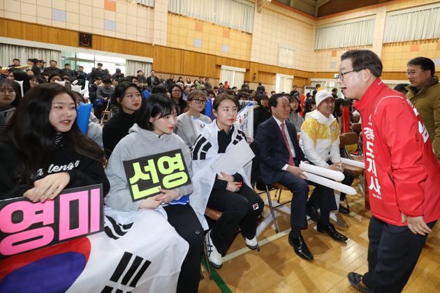 자유한국당 경북지사 후보가 등장해 학생들에게 인사하고 있다.