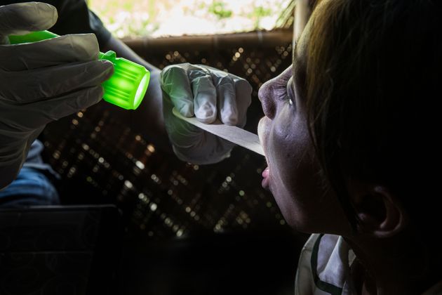디프테리아 증상을 보이던 자밀라(10세)가 운치파랑 임시 정착지에 있는 국경없는의사회 진료소에서 진찰을 받고 있다. 디프테리아는 목구멍•코 점막에 영향을 끼치는 세균성 감염이다.