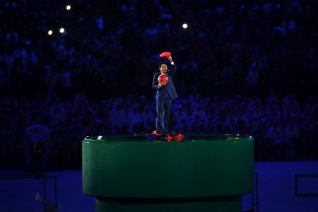 2016 리우 올림픽 폐회식에서 파이프에서 튀어나온 슈퍼 마리오를 연기하는 아베 신조 일본 총리.