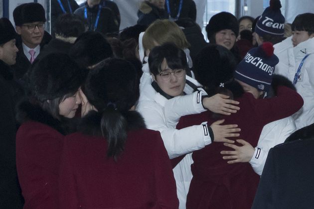 '2018 평창겨울올림픽’을 마무리한 북한 선수들이 26일 아침 강원도 강릉시 강릉올림픽선수촌을 떠나며 남한 선수들과 인사를 나누고 있다. 