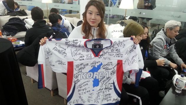 남북 아이스하키 단일팀 선수들 35명이 사인한 단일팀 유니폼을 대표팀의 고혜인 선수가 들고 있다.