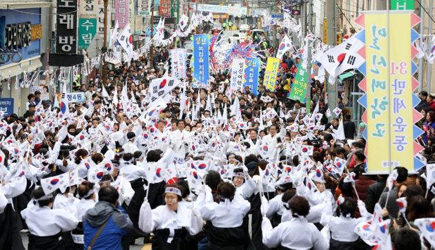 2월 28일 오전 부산 시민들이 부산 동구 일신여학교에서 동구청 사이의 거리를 행진하며 일신여학교 만세운동을 재현하고 있다. 
