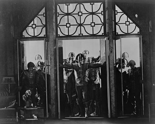 뉴욕 씨어터 길드의 <R.U.R> 공연 중 2막의 로봇들의 반란 장면 (1928~1929)