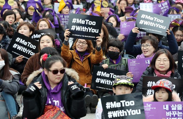 4일 오후 서울 광화문광장에서 열린 3.8 세계여성의날 기념 제34회 한국여성대회 참석자들이 구호를 외치고 있다. 