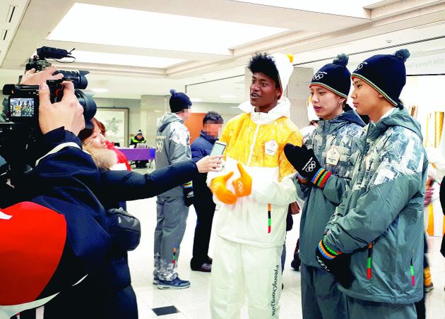 지난달 8일 강릉시청에서 한현민이 2018 평창겨울올림픽 성화봉송 주자로 나서게 된 소감을 말하고 있다.