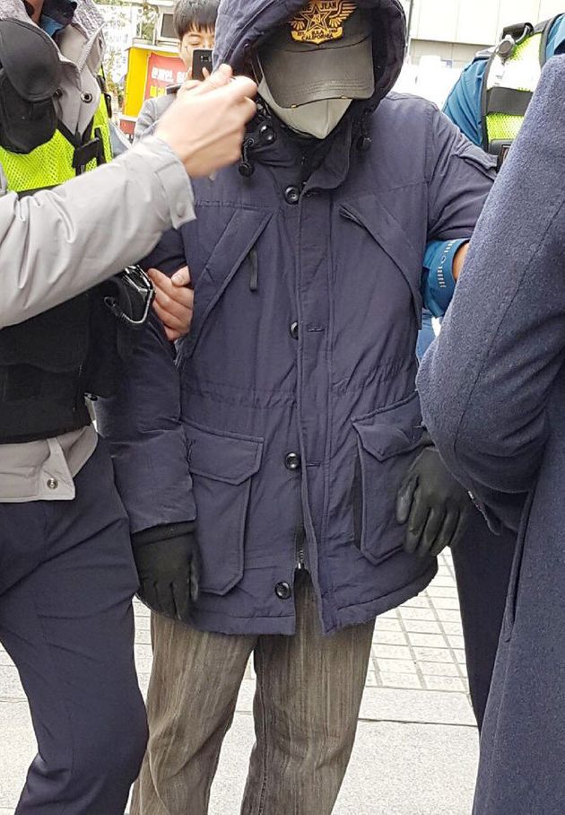 5일 오후 서울 여의도 대한애국당 당사 앞에서 폭발물 의심 물체를 갖고 있던 남성이 경찰에 체포돼 연행되고 있다.(독자 제공) 