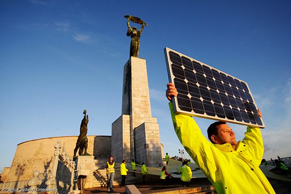 헝가리에서 기후변화를 막기 위해 태양광 등 재생가능에너지 사용을 촉구하는 그린피스 활동가.