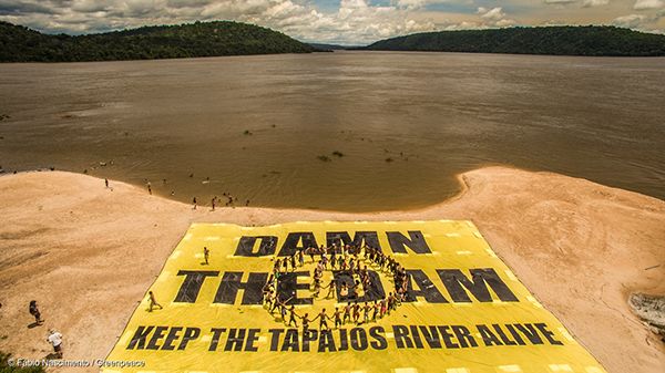 그린피스 브라질 활동가들이 타파조스 강 댐 건설에 항의하는 액션을 펼치고 있는 모습.