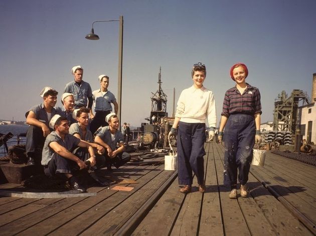 1943년 미국 뉴런던에서 선원들이 바지 입은 여성 노동자들을 바라보고 있다. 