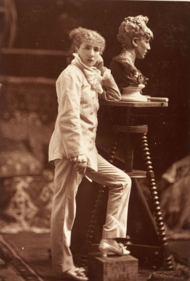 바지 정장을 입고 자신의 모습을 만드는 배우 사라 베르나르. 19세기 말. 