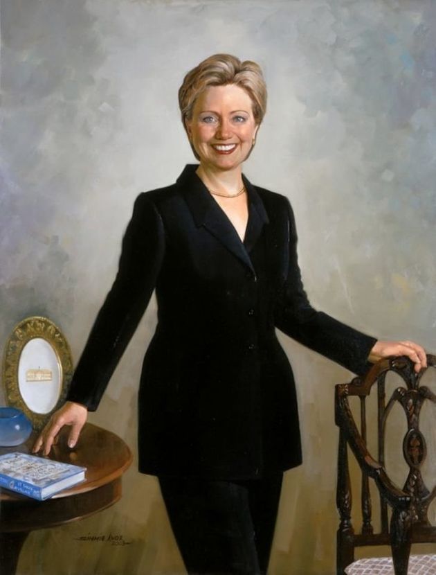 힐러리 클린턴은 공식 백악관 초상화에 바지를 입고 등장한 첫 퍼스트 레이디였다.