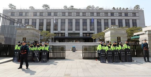 10일 오후 서울 종로구 헌법재판소 앞에 경찰들이 경계근무를 서고 있다. 