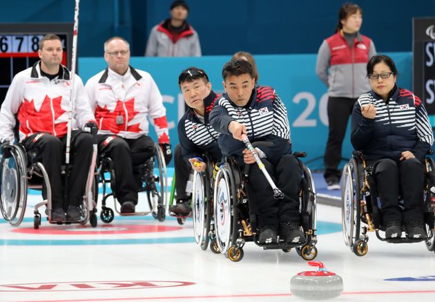 12일 오전 강원도 강릉시 강릉컬링센터에서 열린 2018 평창패럴림픽 휠체어컬링 대한민국과 캐나다의 경기에서 차재관이 투구하고 있다