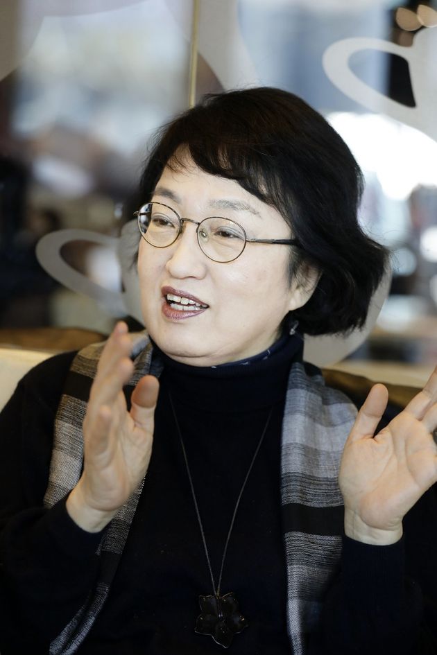 성평등공간 제안하는 '그여자 그 남자의 집놀이' 저자 김진애가 6일 오후 서울 강남구 논현동 한 카페에서 '한겨레'와 인터뷰 하고 있다.