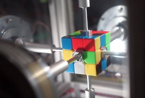 이 로봇을 완성하기까지 루빅스 큐브 4개가 부서졌다고 한다.