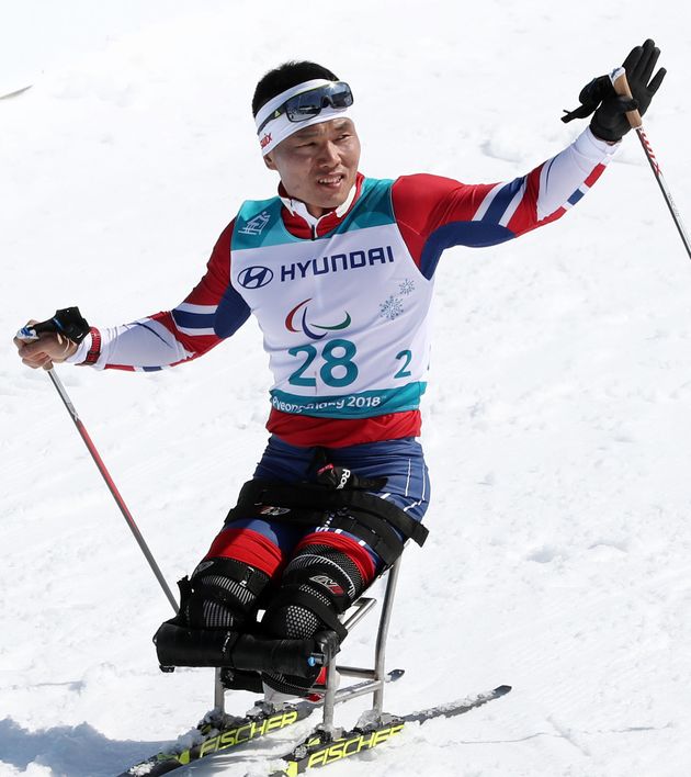 11일 열린 평창동계패럴림픽 크로스컨트리 스키 남자 15km 좌식 경기에서 신의현 선수가 결승선을 통과하는 모습. 신의현은 이날 42분28.9초로 동메달을 차지했다.