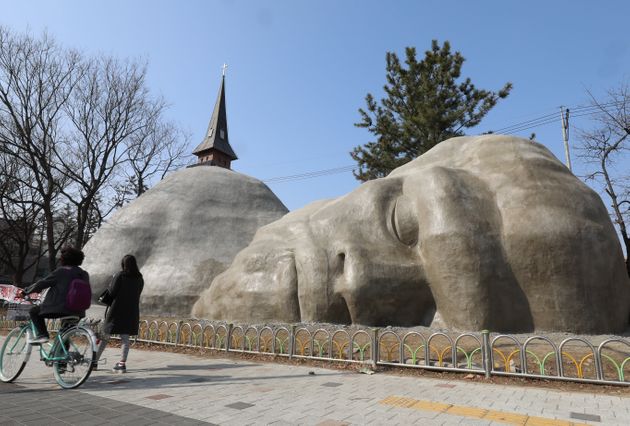 대구 달서구에 거대한 사람 얼굴이 설치됐다(사진)