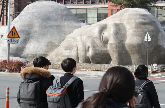 대구 달서구에 거대한 사람 얼굴이 설치됐다(사진)