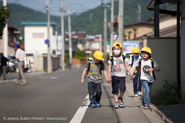 2011년 5월 6일 후쿠시마현에서, 거리를 걷고 있는 아이들. 당시 그린피스 조사에서 해당 지역의 오염도가 위험한 수준이라는 것이 밝혀졌다
