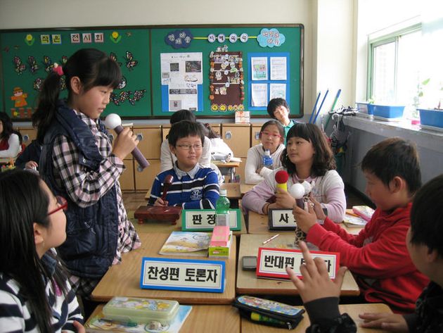 초등학교 학생들이 한국양성평등교육진흥원이 진행한 ‘양성평등학교’에서 성차별과 관련해 토론을 벌이고 있다.
