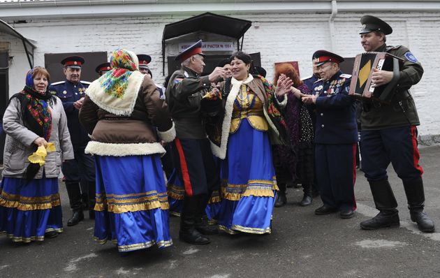 코사크 커뮤니티의 사람들은 투표소 밖에서 춤을 추었다. 